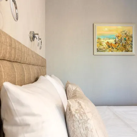 Daire Helena A Aziz Konstantin ve Elena